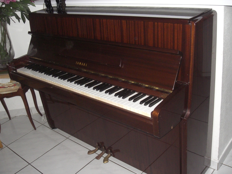 Photo : Piano droit Yamaha acajou