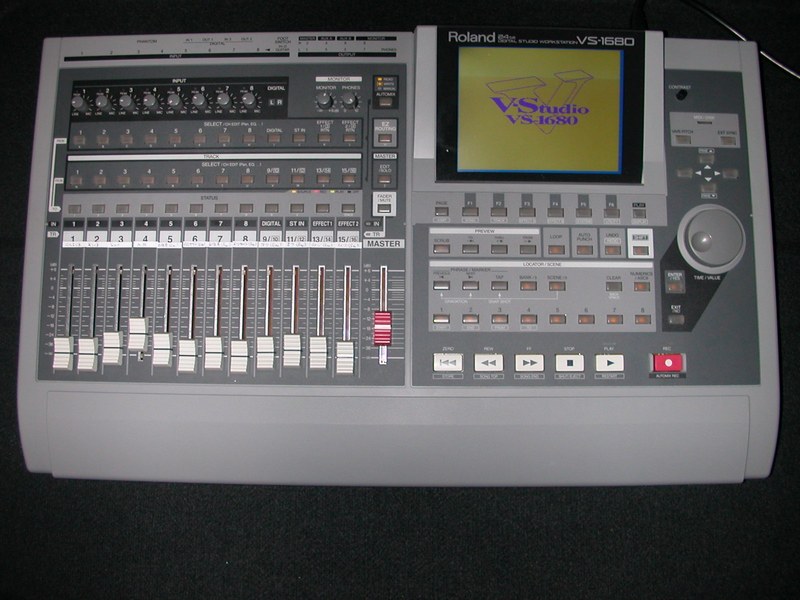 Photo : Roland         VS1680 Xpended