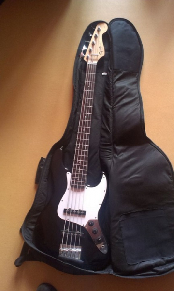 Photo annonce Squier Jazz Bass V 5 cordes precision