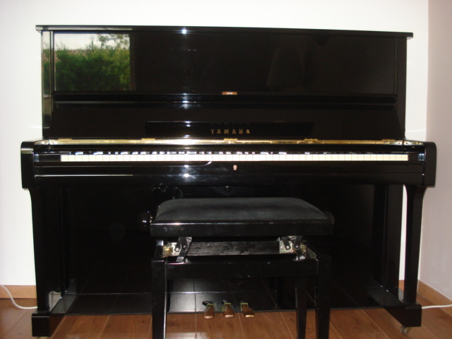 Photo : Piano droit Yamaha U1 noir de 1984