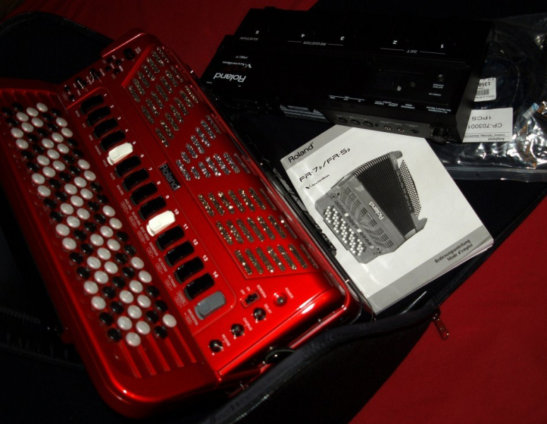 Photo annonce Roland    FR7    B Accordeon rouge