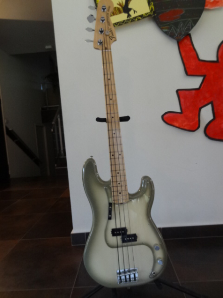 Photo : Fender Precision Standard Bass Antigua