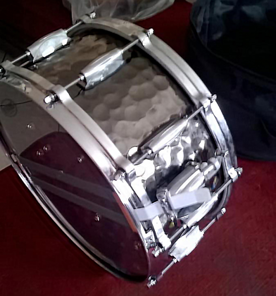 Photo : Gretsch Hammered Steel caisse claire + housse