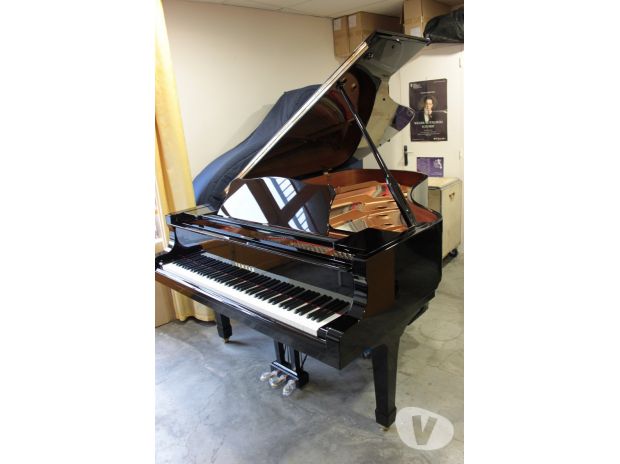 Photo : Piano  a  queue  demi Yamaha C6 212 cm