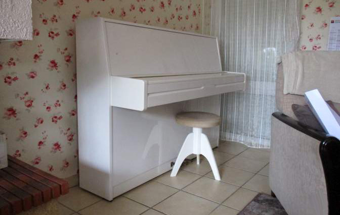 Photo : Piano    droit   HOHNER annee 1992 laque blanc