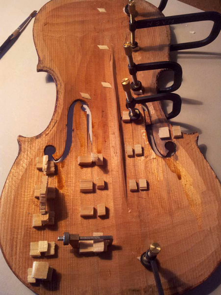 Photo : Restauration reparation de Violons Guitare