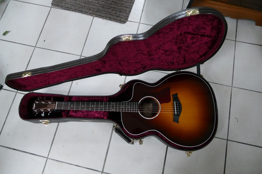 Photo : Taylor  214  CE  deluxe