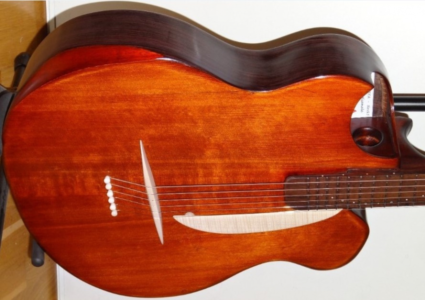 Photo annonce Guitare de luthier en bois massif neuve