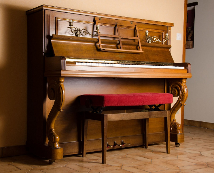 Photo : Piano   droit   RAMEAU Antibes avec banquette