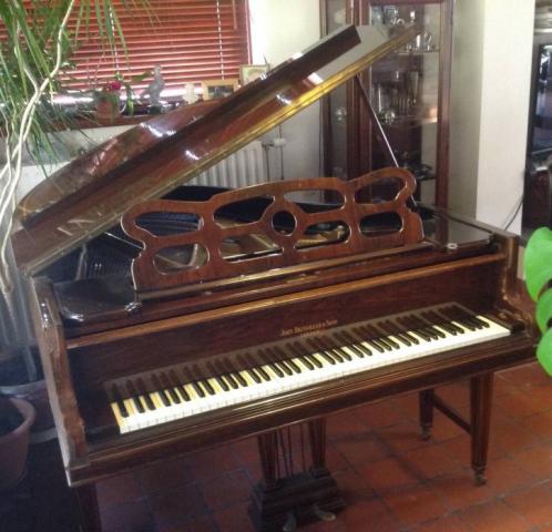 Photo : Piano  a  queue  John Brinsmead & Sons