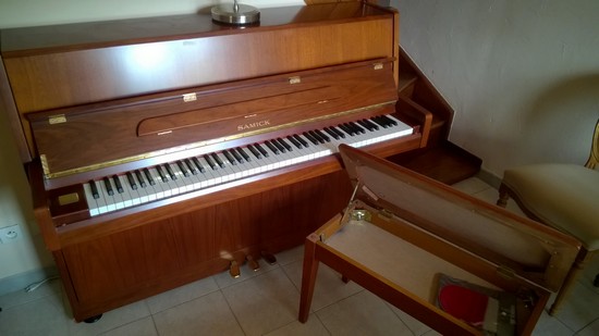 Photo : Piano   droit    Samick Edition limitee