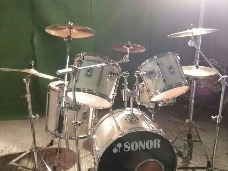 Photo : Sonor    Force   2000 + Cymbales Zildjan Sabian