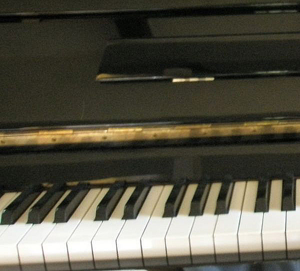 Photo : Piano    droit   laque noir d etude PEARL RIVER