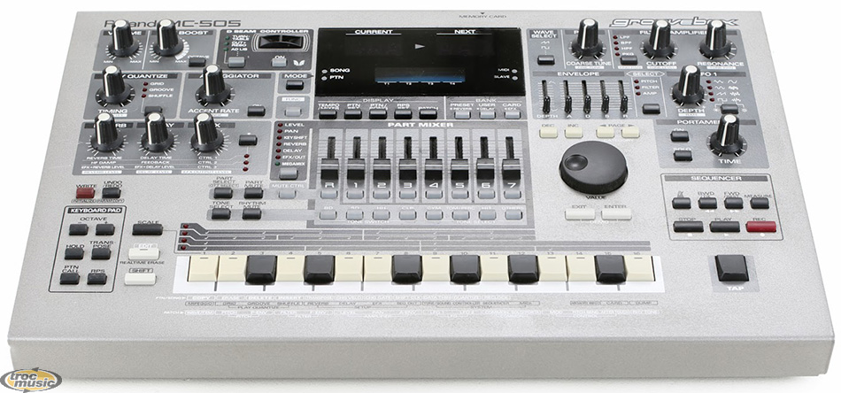 Photo : Roland           SP505 Sampler + Groovebox MC 505