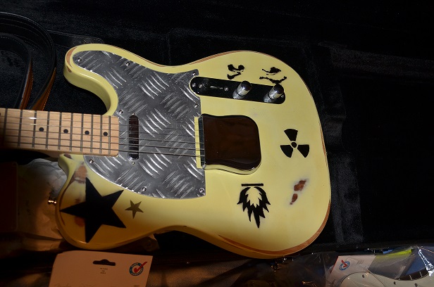 Photo : Guitare electrique customisee