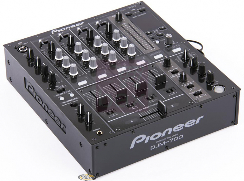 Photo : PIONEER    DJM   700 utilisee en studio