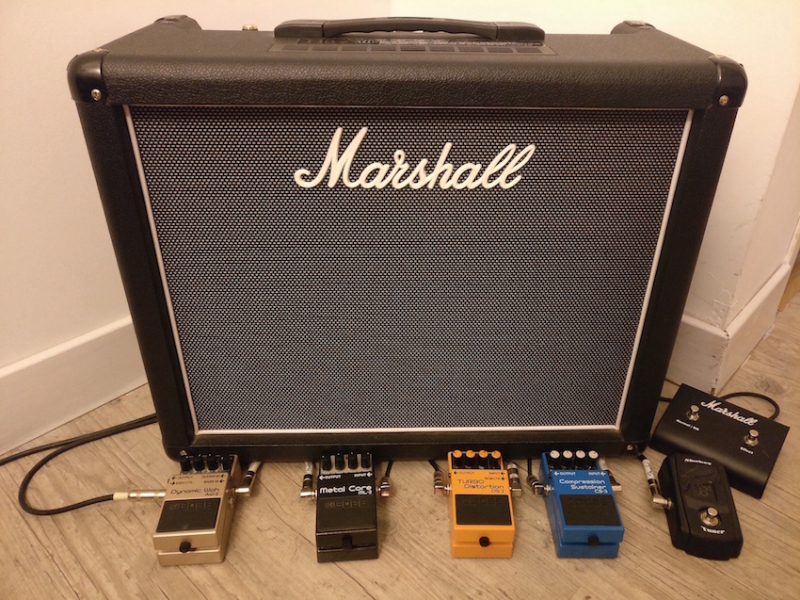 Photo : Combo  Marshall  Haze 40 + pedales d effets