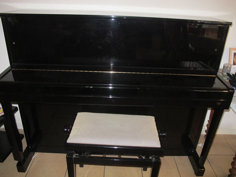 Photo : Piano   droit    Seiler Primus 116