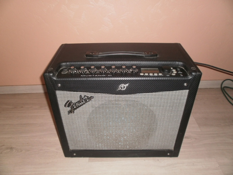 Photo : Fender  Mustang  3 contre champion 100 twin 212