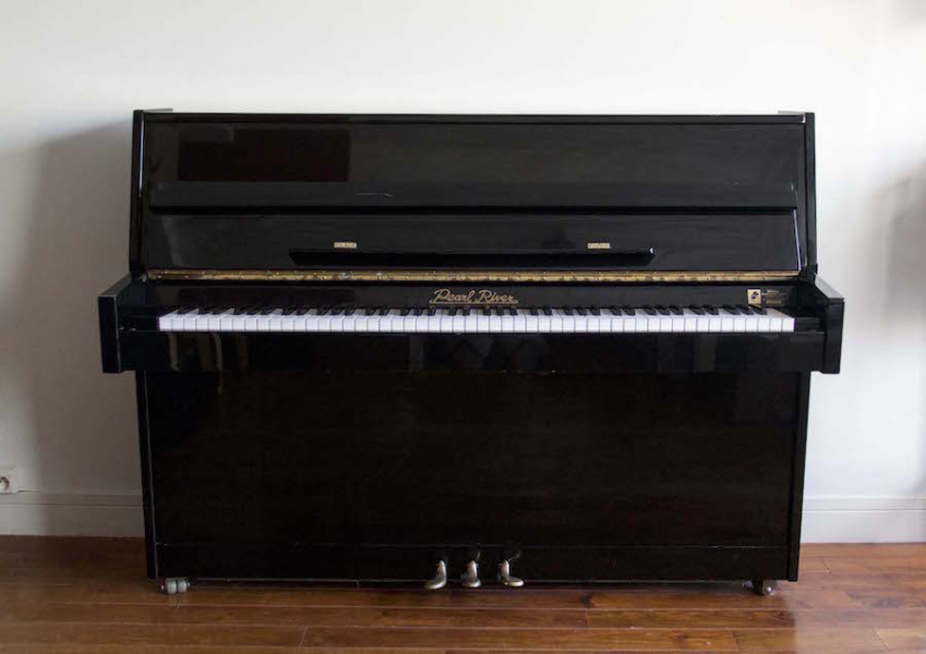 Photo : Piano    droit   Pearl River laque noir