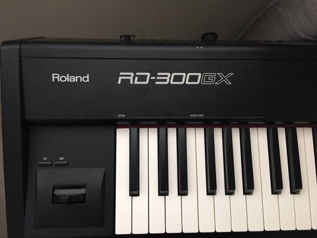 Photo : Roland    RD    300 GX avec trepied