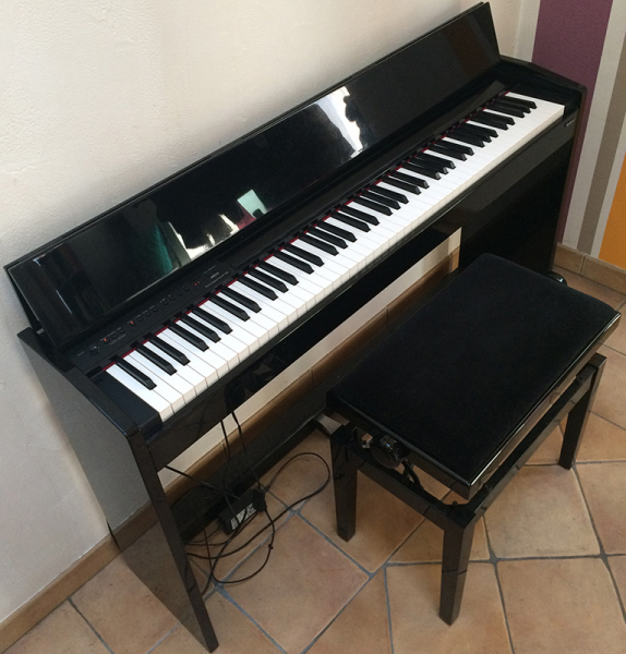 Photo : Piano   Roland   F 110 laque noir