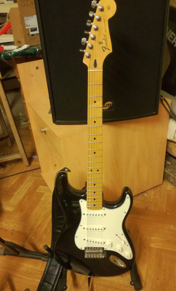 Photo annonce Fender Stratocaster noir et blanche