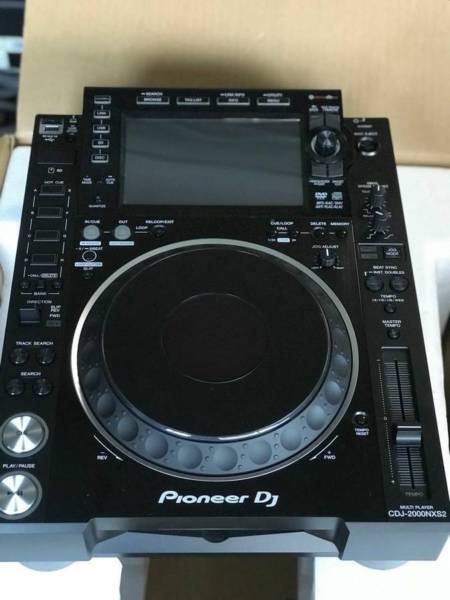 Photo : Pioneer CDJ 2000 NXS2 x2 + DJM 900N