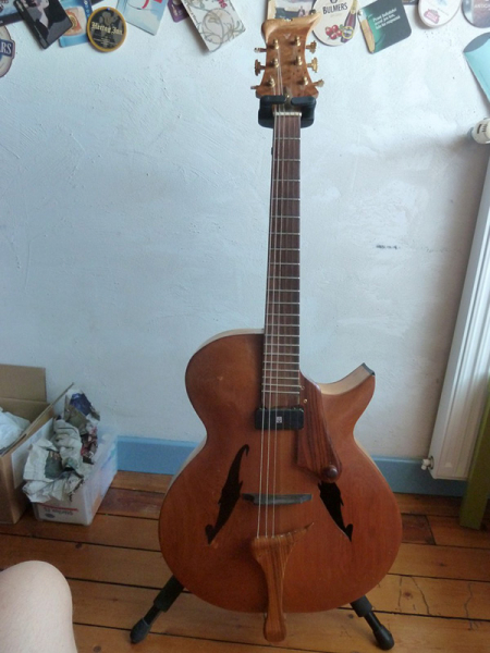 Photo : Guitare de Luthier type EPIPHONE
