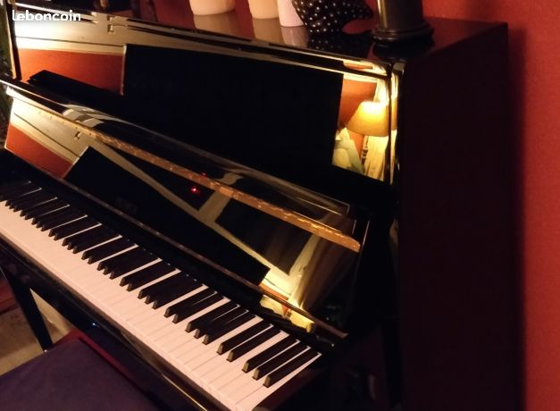 Photo : Piano   droit   Petrof 118 cm noir laque
