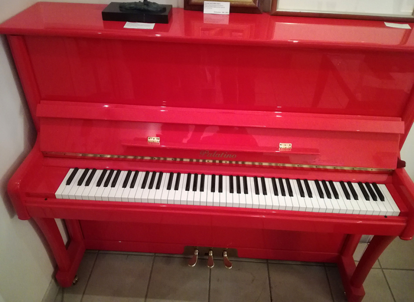 Photo : Piano   droit   Palatino up 123 rouge laque 