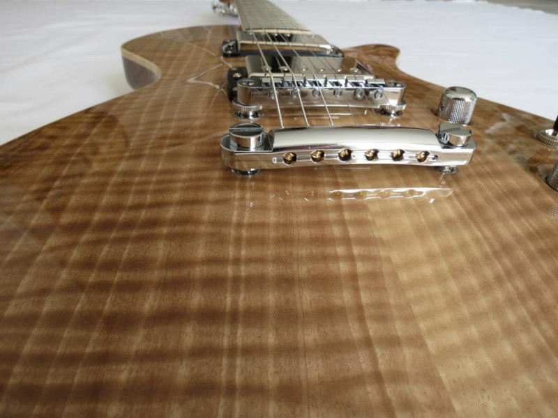 Photo annonce Guitare de luthier type Les Paul noyer onde