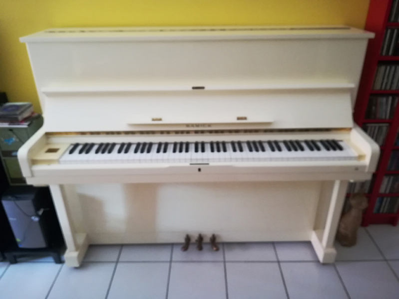 Photo : Piano droit Samick SU118 ivoire