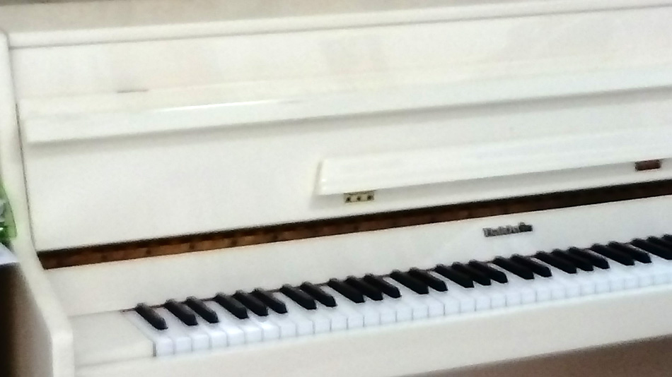 Photo : Piano   droit    Baldwin Blanc