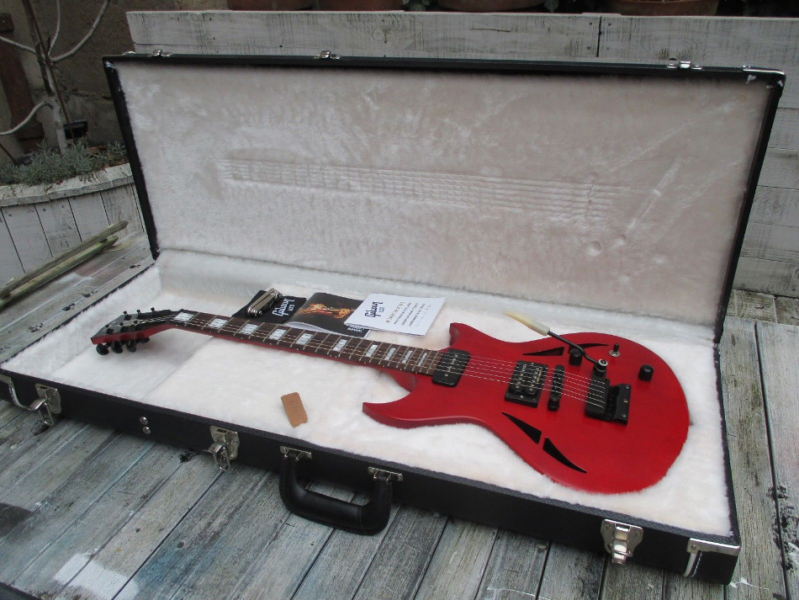 Photo : Gibson     N    225 USA avec ROCK