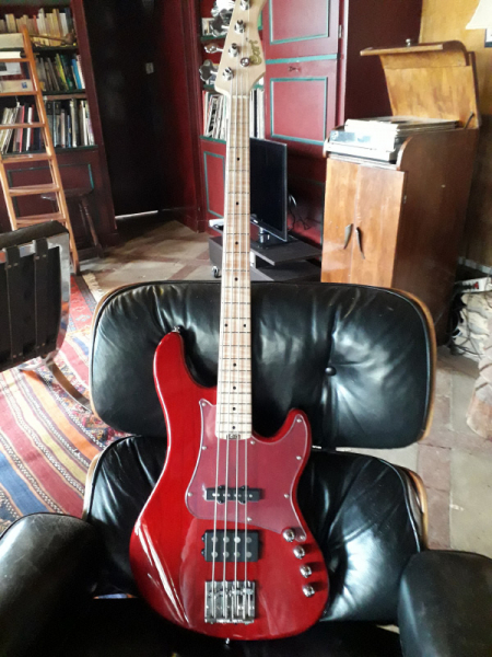 Photo : CORT         GB74JH Trans Red
