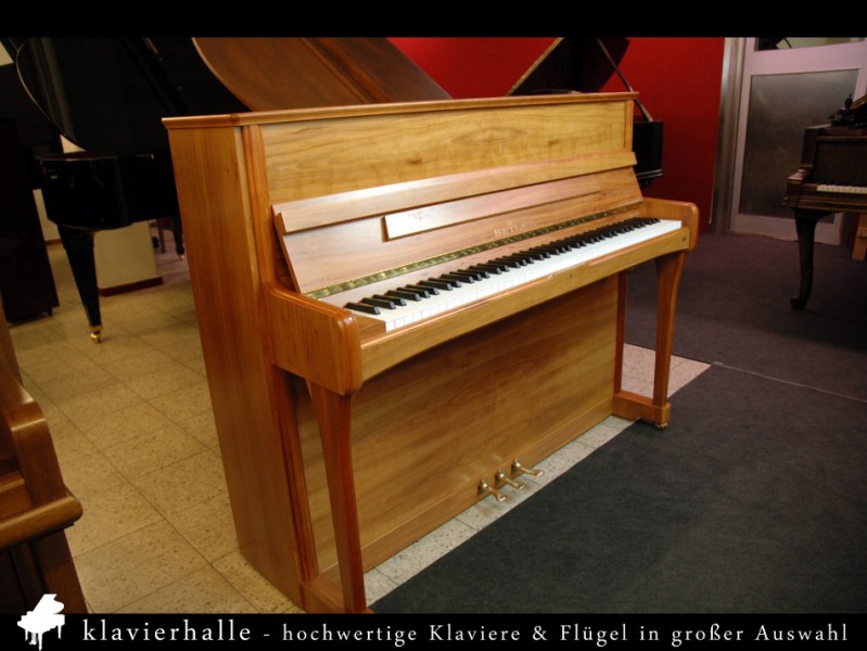 Photo : Piano   droit    SEILER 116 Mondial Noyer satine