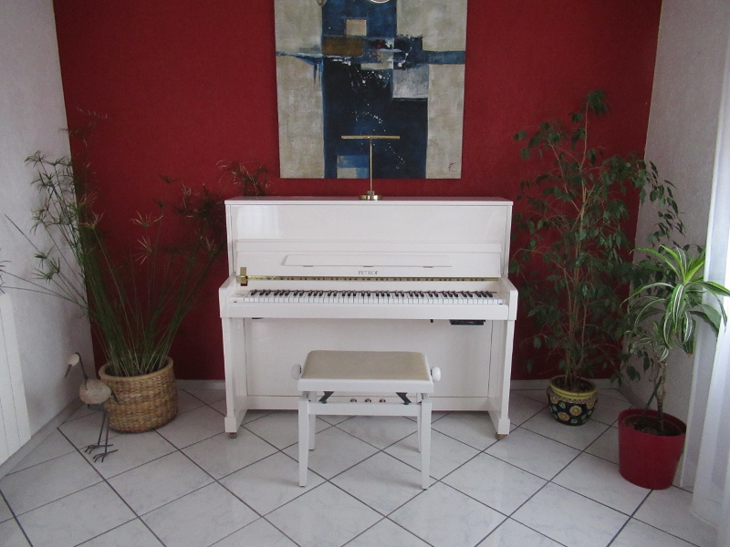 Photo : Piano    droit   PETROF P118M1 blanc