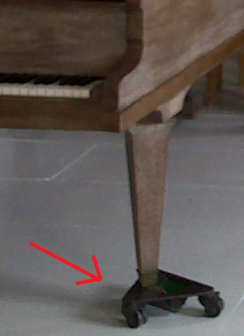 Photo : Roulettes        en triangle pour piano a queue