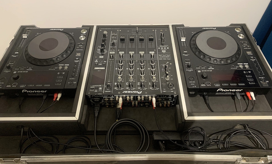Photo : CDJ 850k Pioneer x2 + DJM 900 nexus