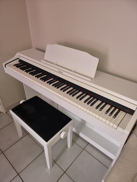 Photo : Piano   Roland  RP401R WH + banc & casque