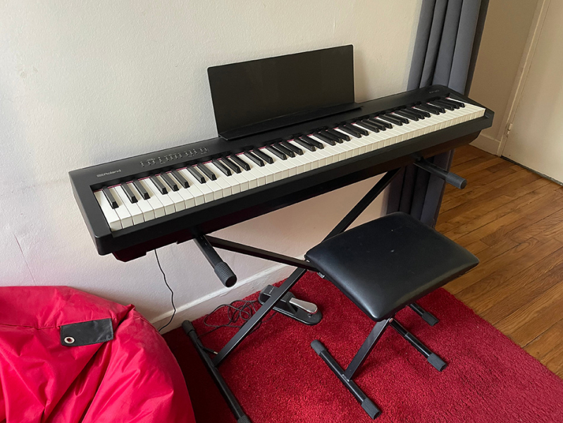 Photo : Piano   Roland   FP 30 stand et pedale