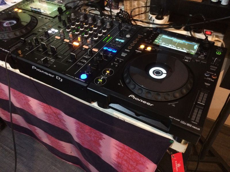 Photo : Pioneer    CDJ   900 nexus + table de mixage