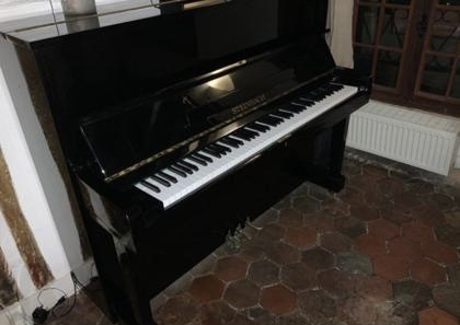 Photo : Piano   droit   STEINBACH noir vernis