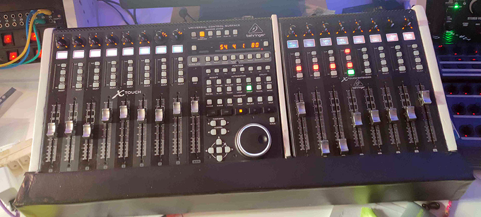 Photo : Behringer    X   Touch + X Touch Extender