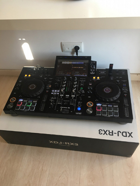 Photo : Pioneer     DJ   XDJ RX3 + XDJ XZ + DJ DDJ REV7