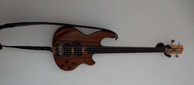 Photo : Fretless  Bass   WAL MK 2 Custom 1991