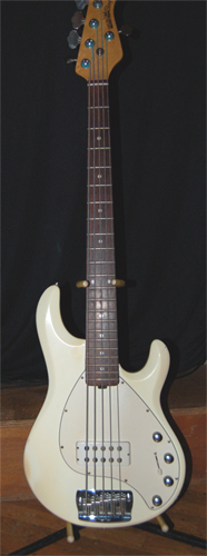 Photo : MusicMan Stingray 5 cordes