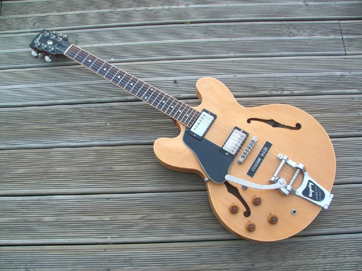 Photo : GIBSON 335 & Bigsby GAUCHER