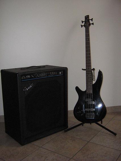 Photo : Basse Ibanez GAUCHER & Ampli Fender BXR100